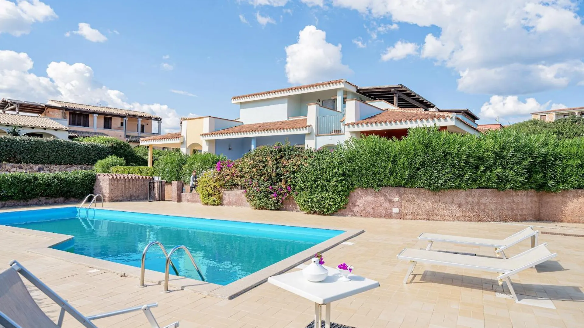 Isa-Residence With Swimming-Pool In Cala Girgolu, Apartments With Private Outdoor Area Monte Petrosu Apartmanhotel